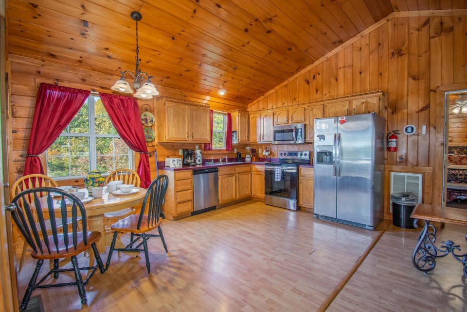 Ladybug Resort Romantic Cabin With Mountain Views, Game Room, Close to Dollywood Cabin in Sevier County