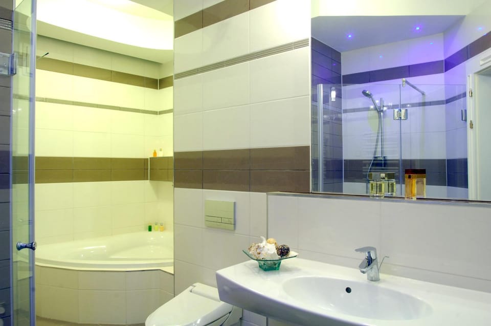 Shower, Toilet, Bathroom, Bath