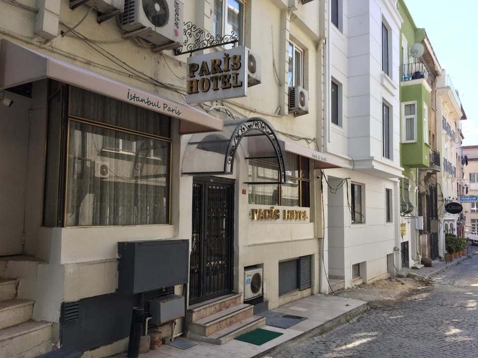 Facade/entrance