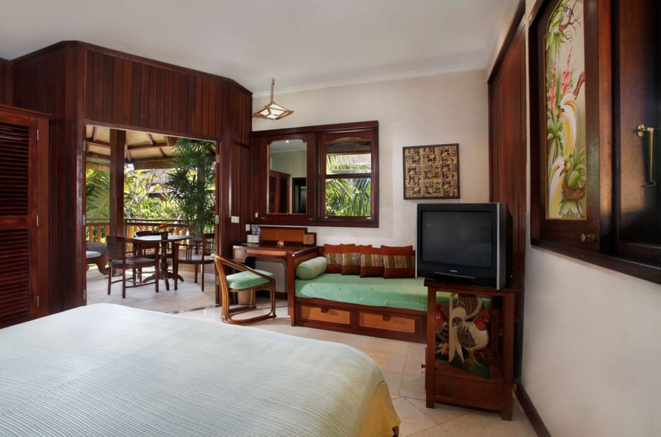 TV and multimedia, Living room, Seating area, Bedroom