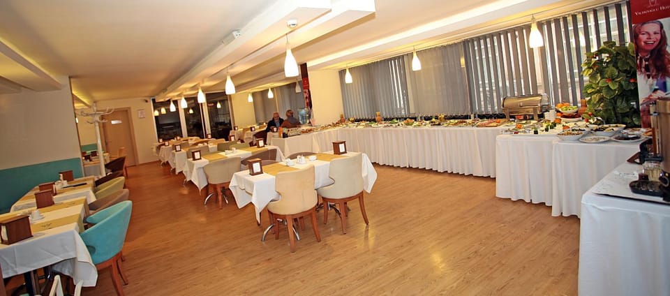 Restaurant/places to eat, Communal lounge/ TV room, Food and drinks, On site, Buffet breakfast