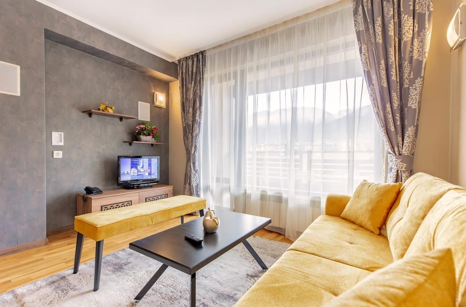 Communal lounge/ TV room, Living room, Seating area