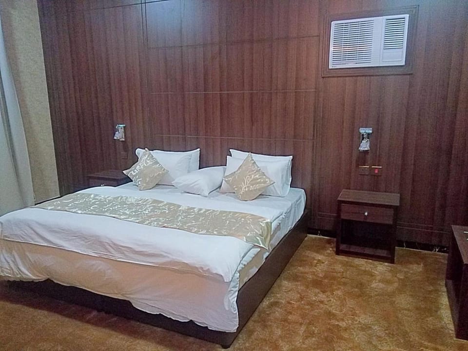 Bed, Photo of the whole room, Decorative detail, Bedroom, City view, Street view, Family