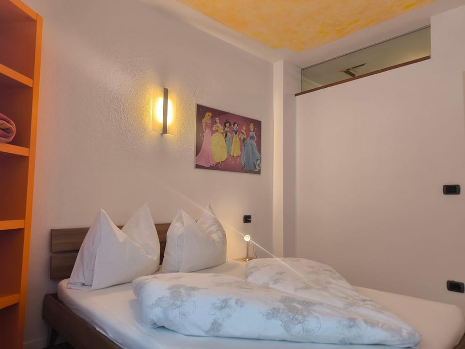 Bed, Photo of the whole room, children