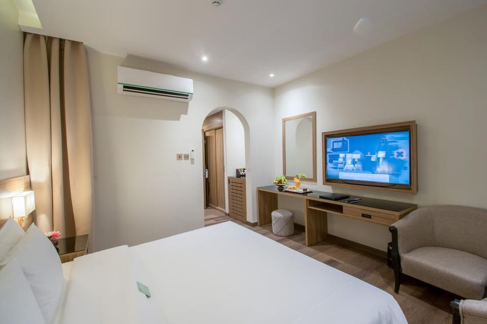 Photo of the whole room, Bedroom