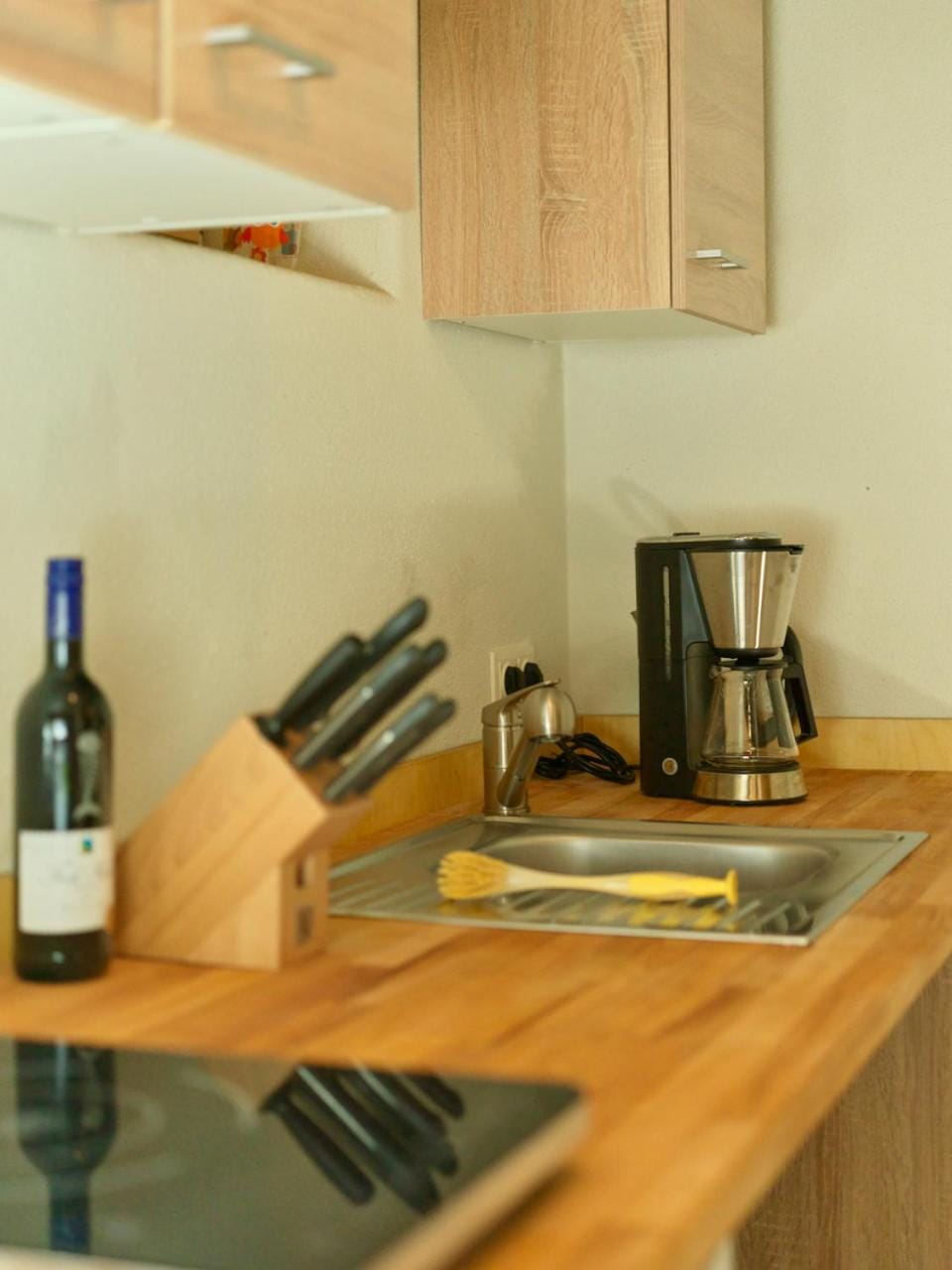 Coffee/tea facilities, Kitchen or kitchenette, stove