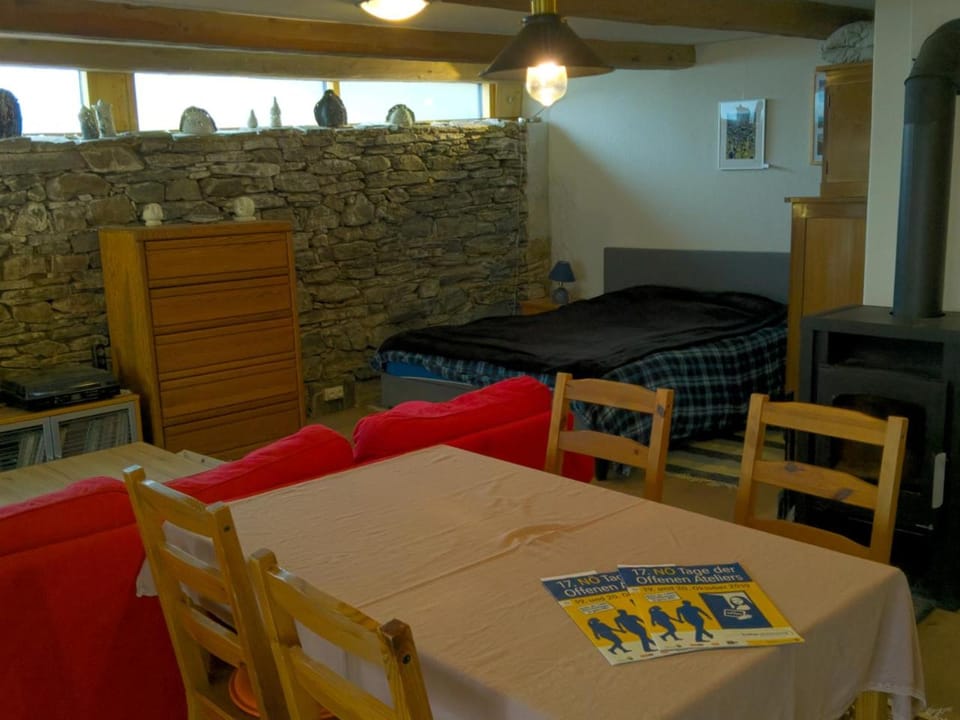 Bed, Seating area, Dining area