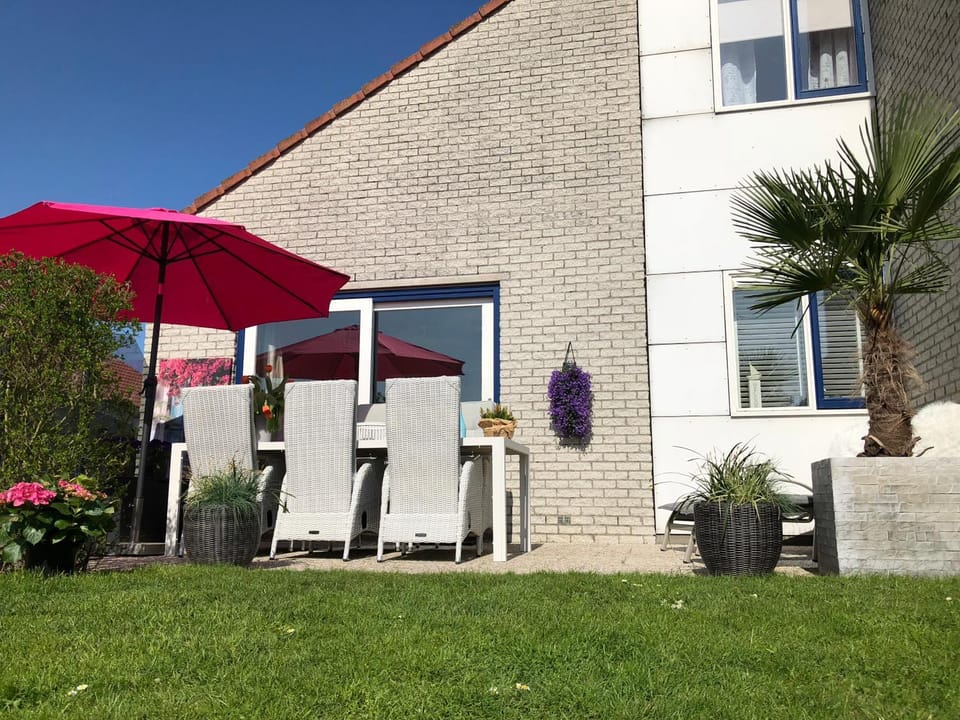 Facade/entrance, Garden, Balcony/Terrace