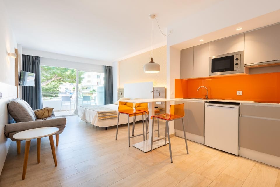 Kitchen or kitchenette, Photo of the whole room, Dining area