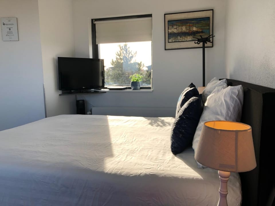 Bed, TV and multimedia, Bedroom