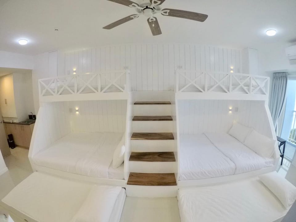 Bedroom, bunk bed