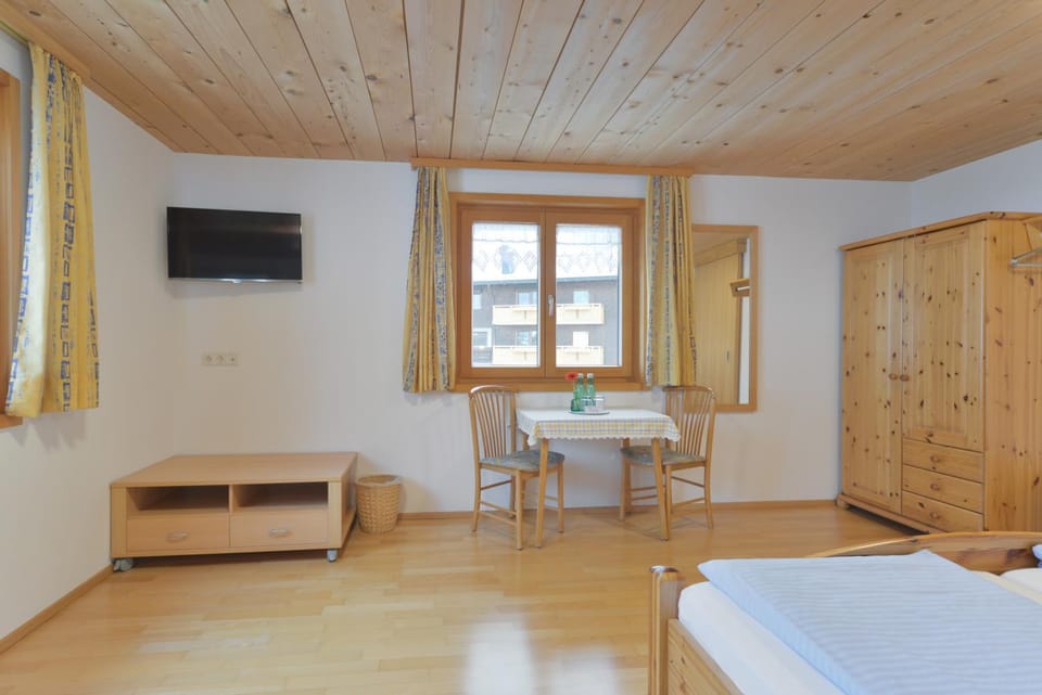 TV and multimedia, Photo of the whole room, Seating area