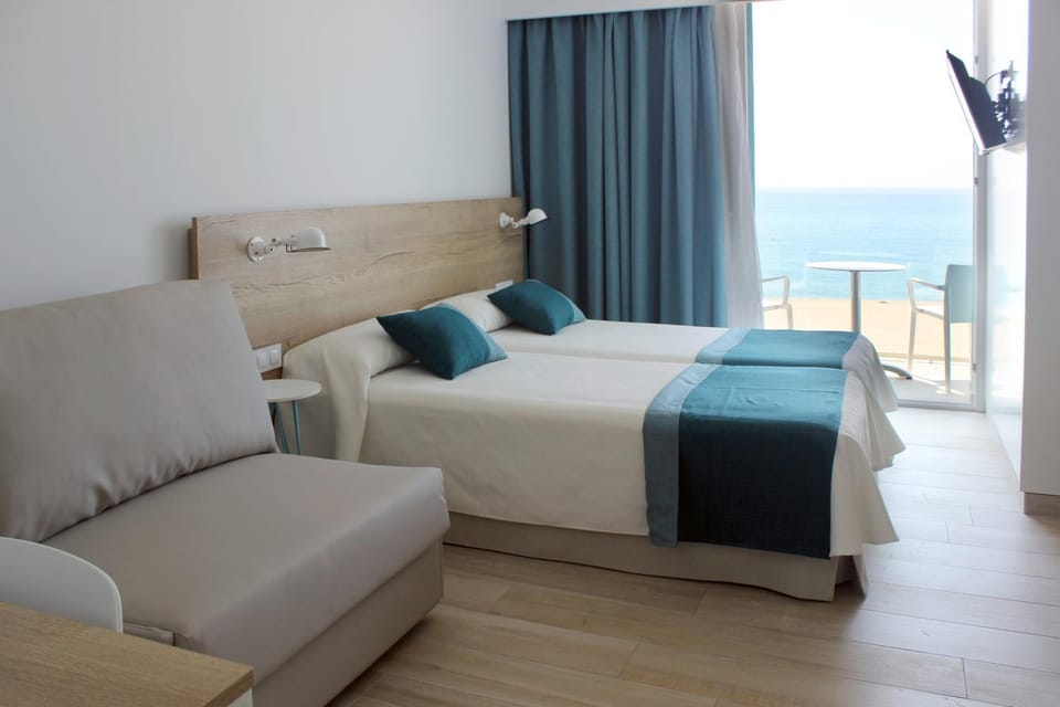 Bed, Bedroom, Sea view
