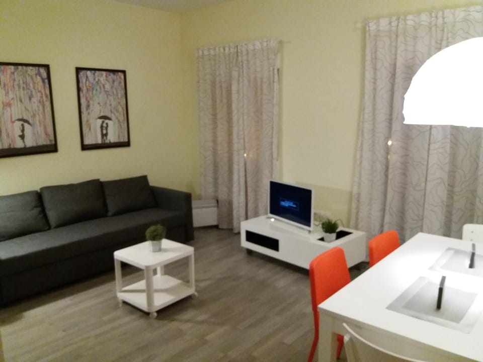 TV and multimedia, Living room, Photo of the whole room, Dining area