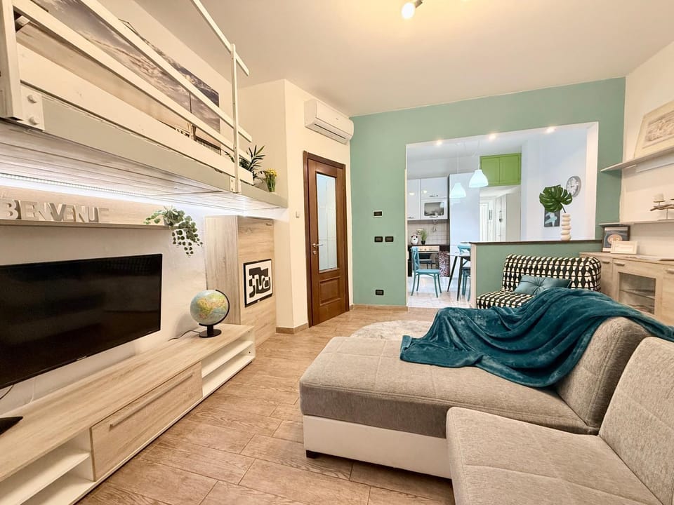 TV and multimedia, Kitchen or kitchenette, Living room, Seating area, Dining area