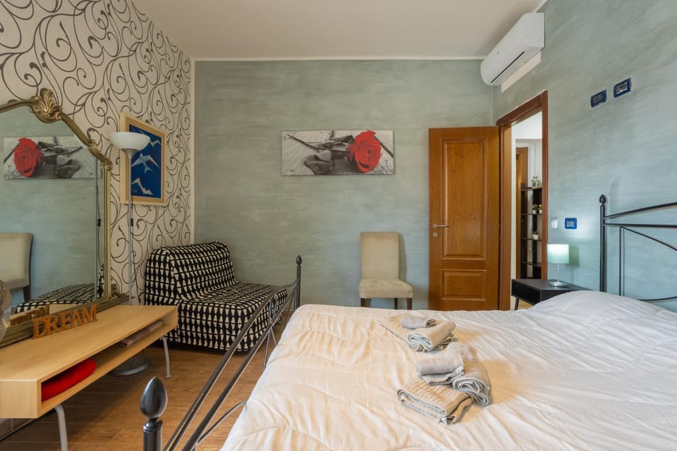 Bed, Photo of the whole room, Bedroom, towels, air conditioner