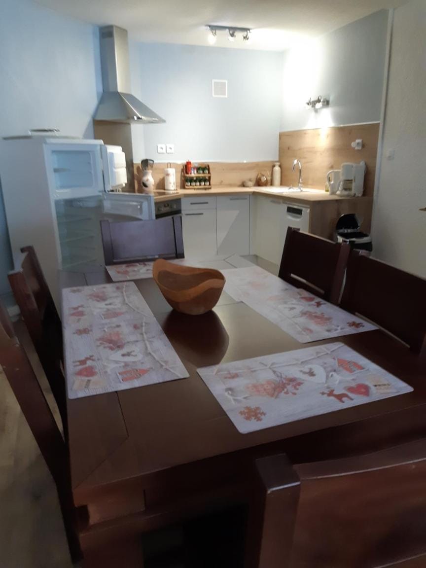 Kitchen or kitchenette, Dining area