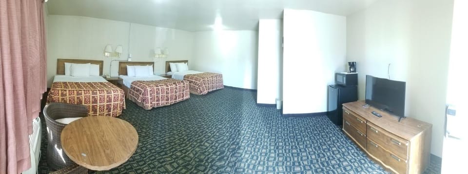 Bed, TV and multimedia, Photo of the whole room, Seating area, Bedroom