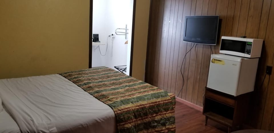 Bed, TV and multimedia, Bedroom