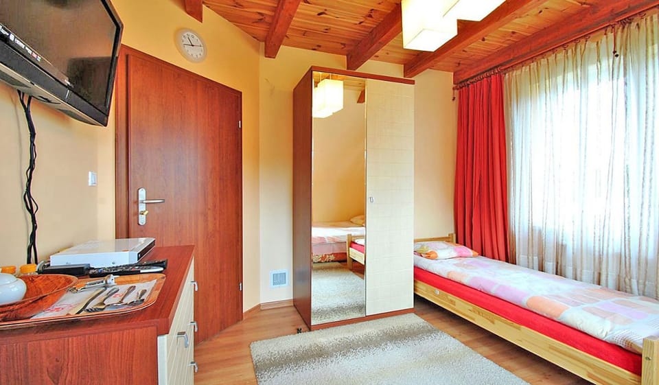 Bed, TV and multimedia, Photo of the whole room
