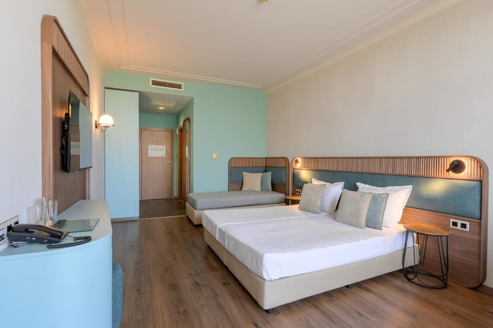 Bed, Photo of the whole room, Seating area, Bedroom