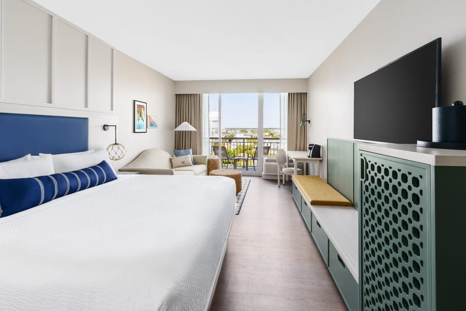 Bed, View (from property/room), Bedroom, River view
