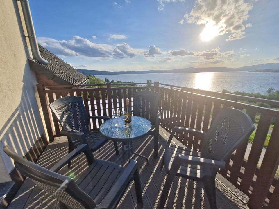 View (from property/room), Balcony/Terrace, Lake view