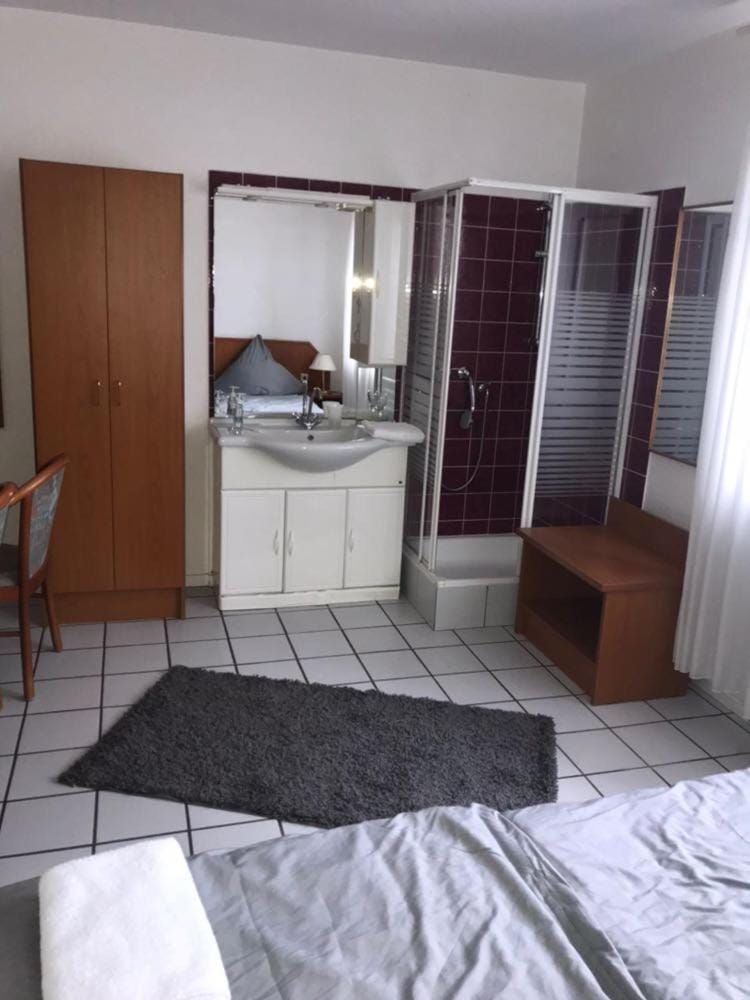 Bed, Bathroom, TV and multimedia, Bedroom, Family