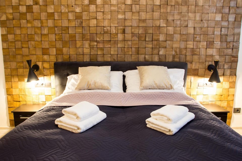 Bed, Bedroom, City view, Landmark view, Street view