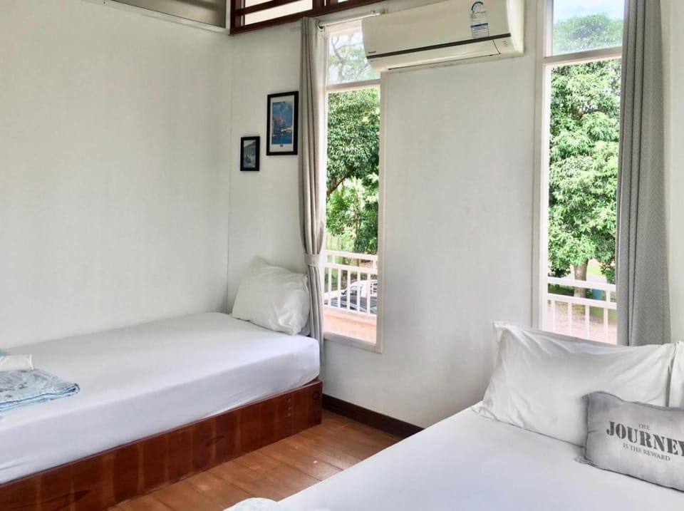 Bed, Photo of the whole room, Bedroom, air conditioner