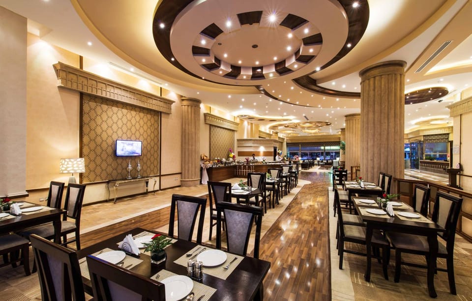 Restaurant/places to eat, Banquet/Function facilities, Seating area
