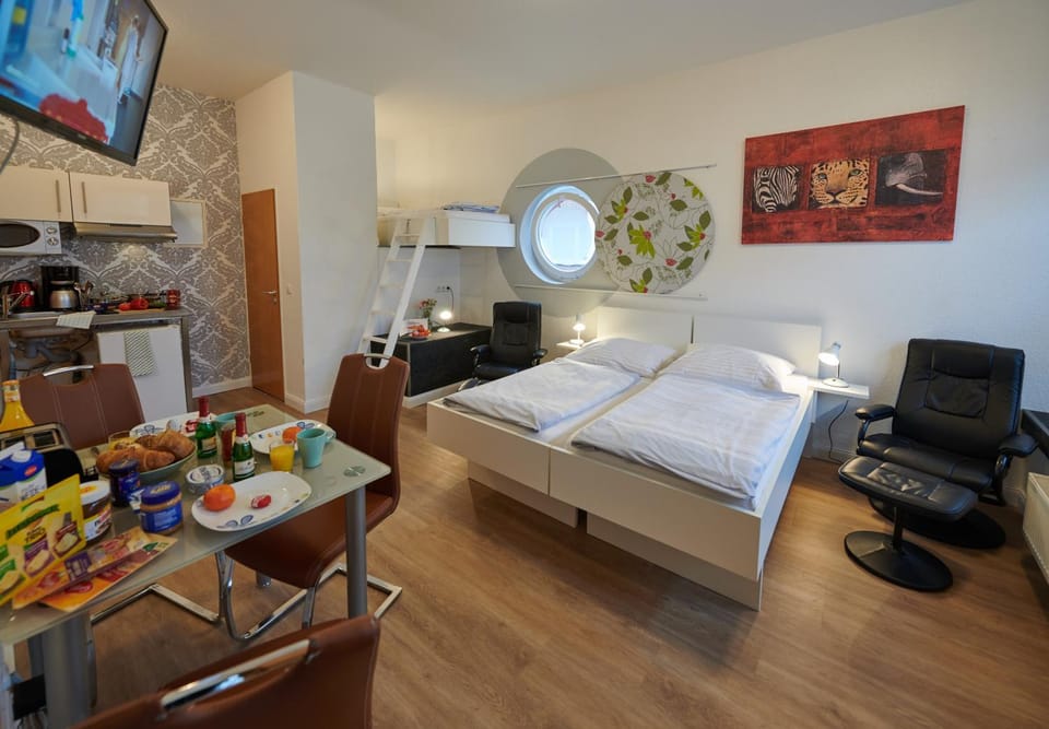 Bed, TV and multimedia, Kitchen or kitchenette, Photo of the whole room, Dining area
