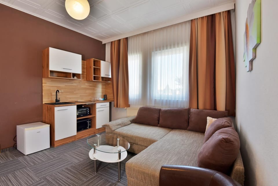 Kitchen or kitchenette, Living room, Seating area, Dining area