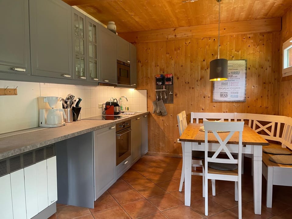Kitchen or kitchenette, Dining area