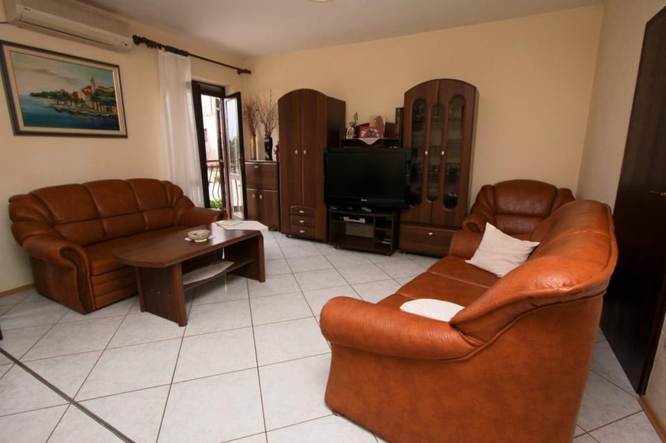 TV and multimedia, Living room, Seating area, Area and facilities