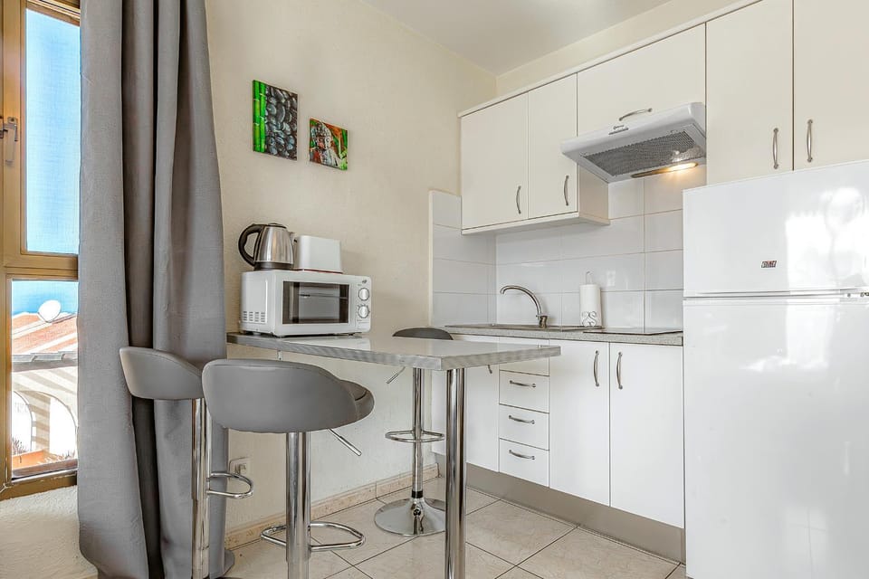 Kitchen or kitchenette, Communal kitchen, microwave, kitchen