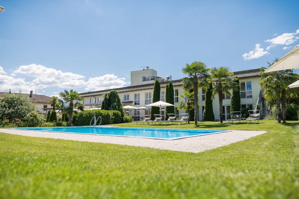 Property building, Garden, Swimming pool