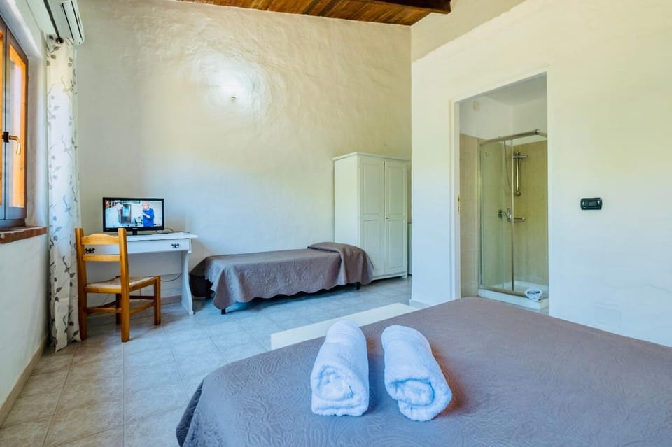 Bed, TV and multimedia, Photo of the whole room, Bedroom, wardrobe