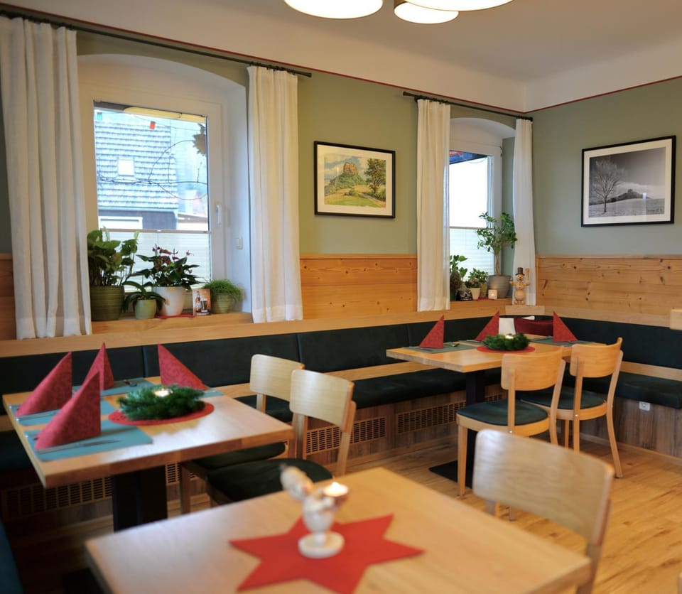 Restaurant/places to eat, Banquet/Function facilities, Seating area