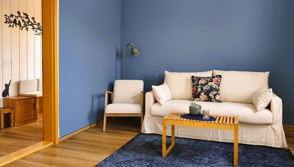 Living room, Photo of the whole room, Seating area, Bedroom, young children, older children, Family