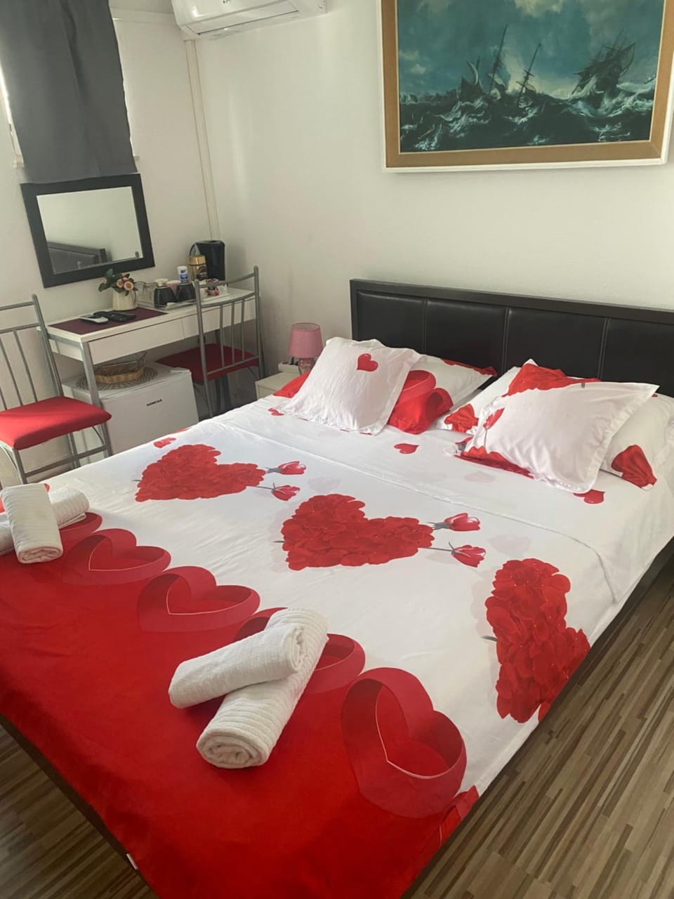 Bed, Photo of the whole room, Bedroom, towels