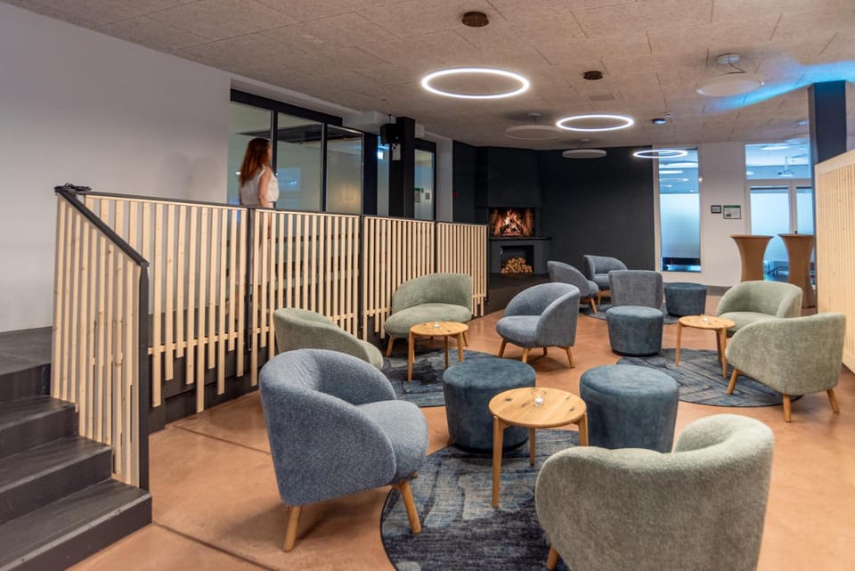 Lounge or bar, fireplace