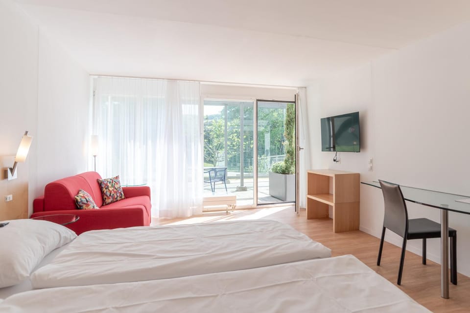 Bed, TV and multimedia, Photo of the whole room, Seating area, Bedroom, Family, Family