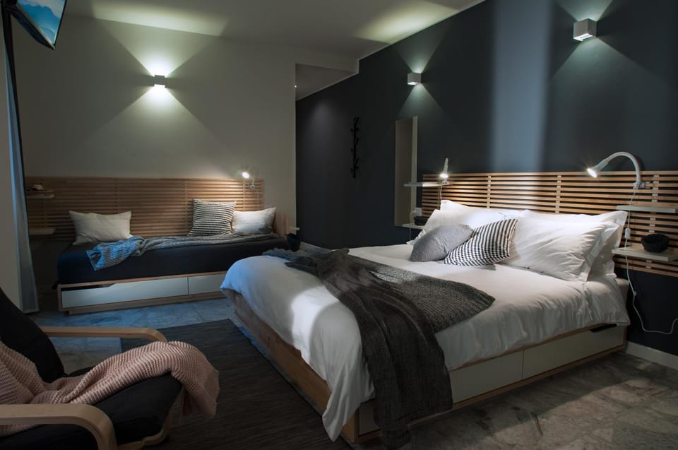 Bed, TV and multimedia, Bedroom