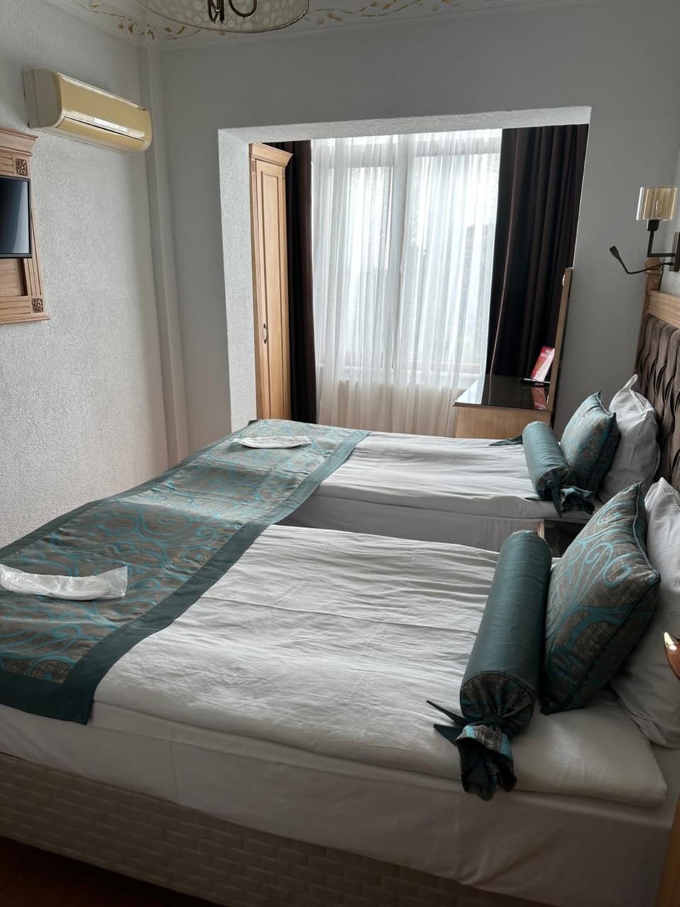 Bed, TV and multimedia, Decorative detail, air conditioner