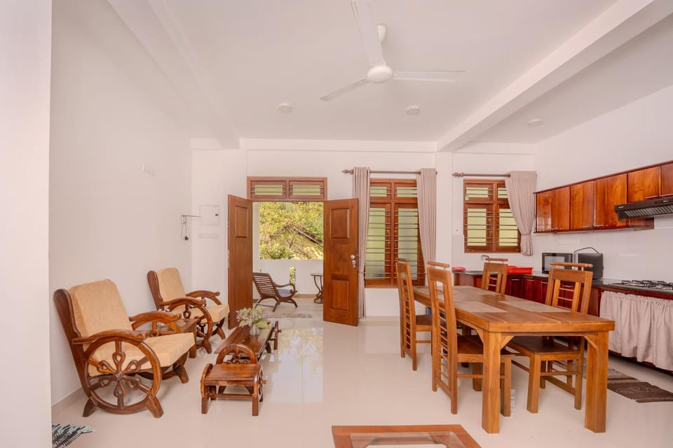 Kitchen or kitchenette, Seating area, Dining area