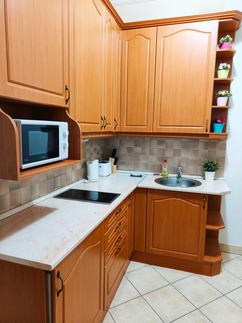 Kitchen or kitchenette, minibar, stove