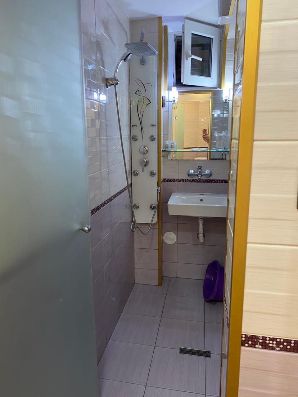Shower, Toilet