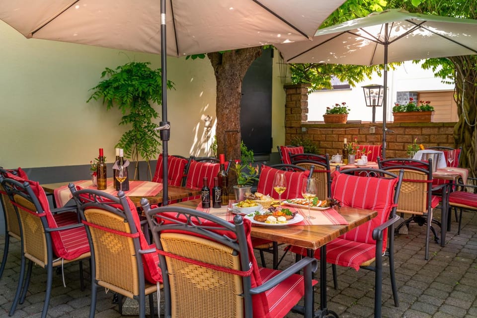Restaurant/places to eat, On site, Lunch, Dinner
