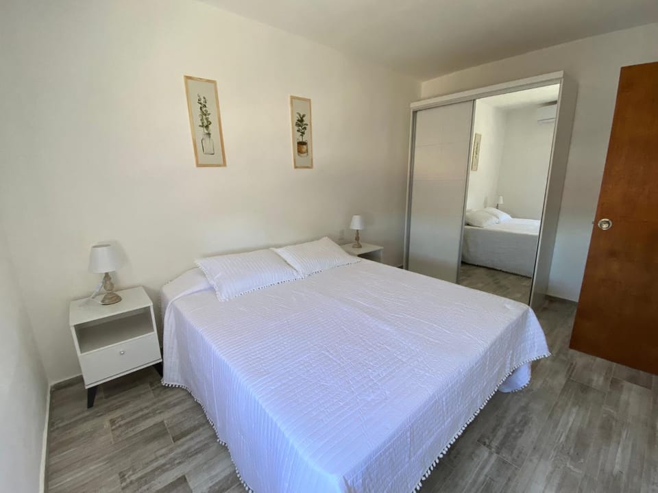 Photo of the whole room, Bedroom